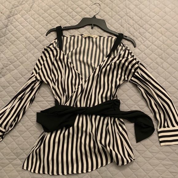 Zara Black And White Striped Cold Shoulder Wrap top - Picture 2 of 3